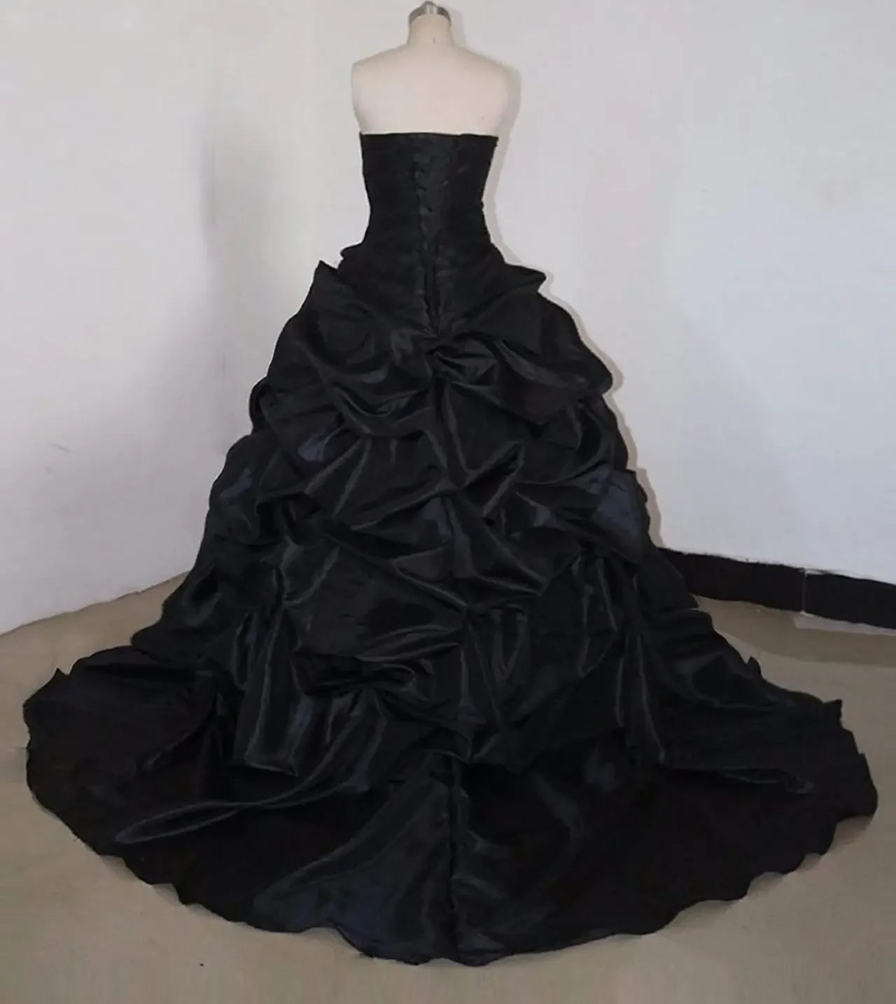 white And Red Wedding Dress Customized Sweetheart Strapless Long Bridal Ball Gown Ruched Vintage black Robe De Mariee