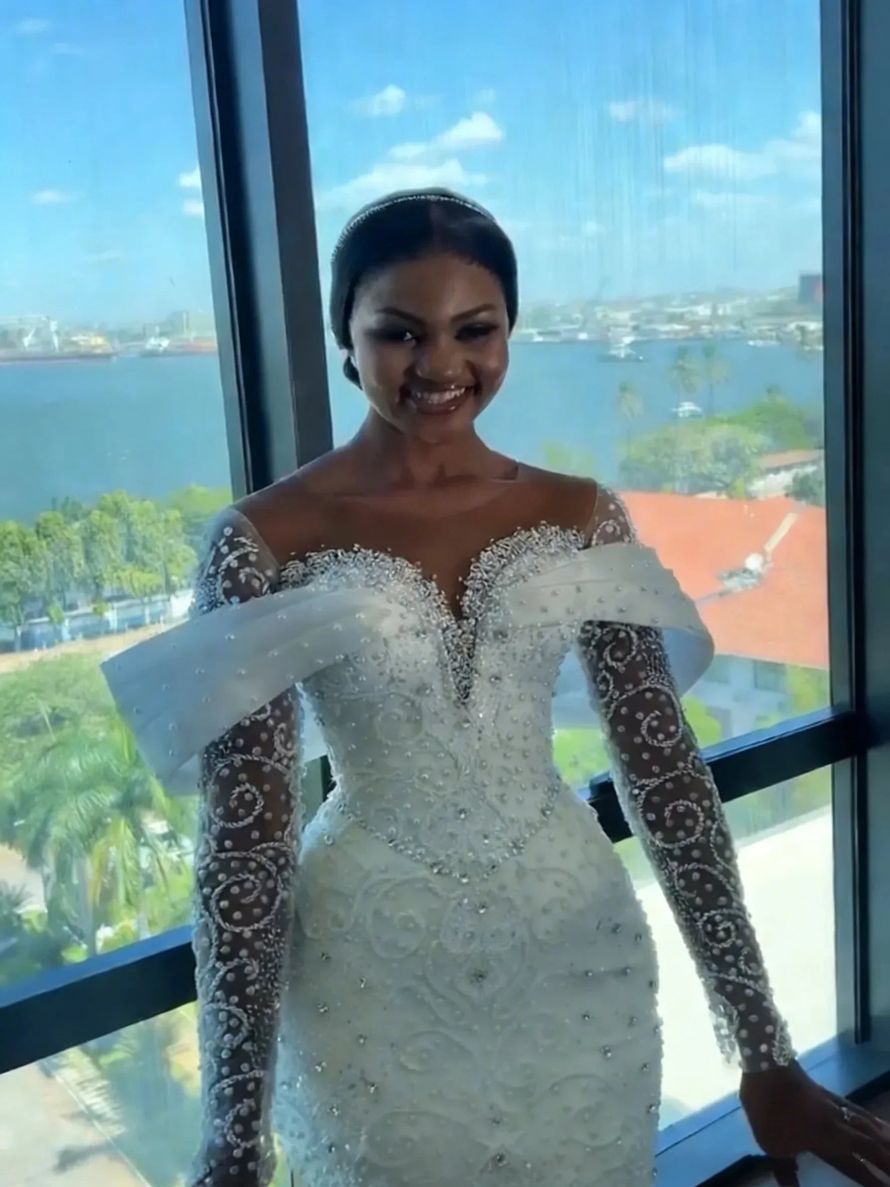 Luxurious Sparkling Mermaid Lace Crystal Beaded Wedding Dress Sexy V-neck Long Sleeve Strap Detachable Bridal Dress Customized