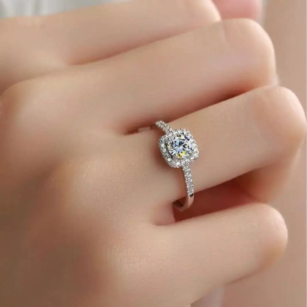 925 Sterling Silver Moissanite Ring for Women Halo Moissanite Engagement Ring Classic Sparkling Moissanite Jewelry Wedding Gift