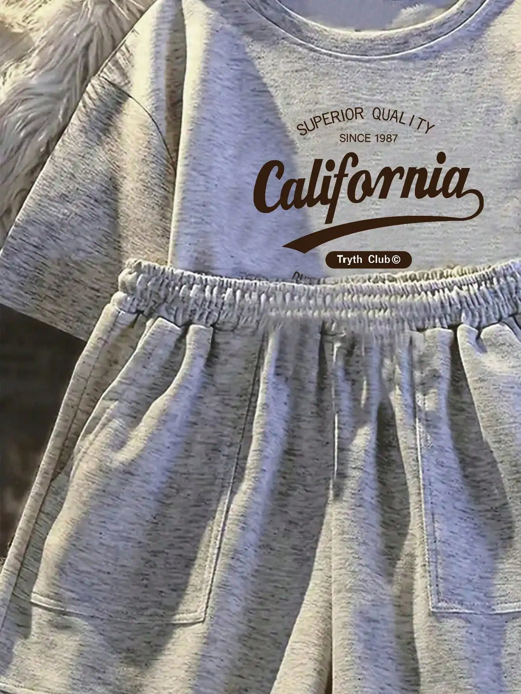 Printed girls' summer set, short sleeved T-shirt paired with casual shorts, stylish design, suitable for outdoor activities.