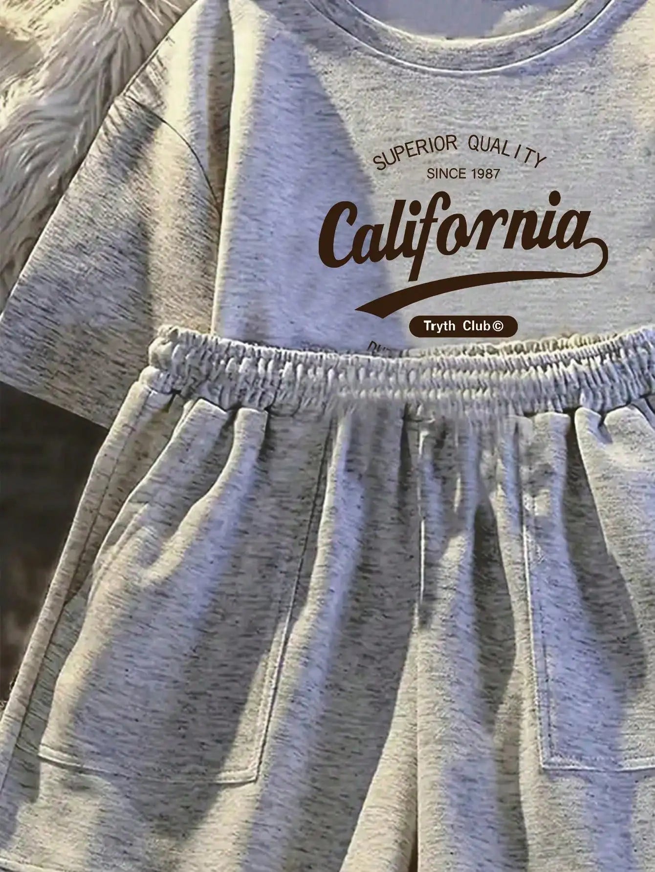 Printed girls' summer set, short sleeved T-shirt paired with casual shorts, stylish design, suitable for outdoor activities.