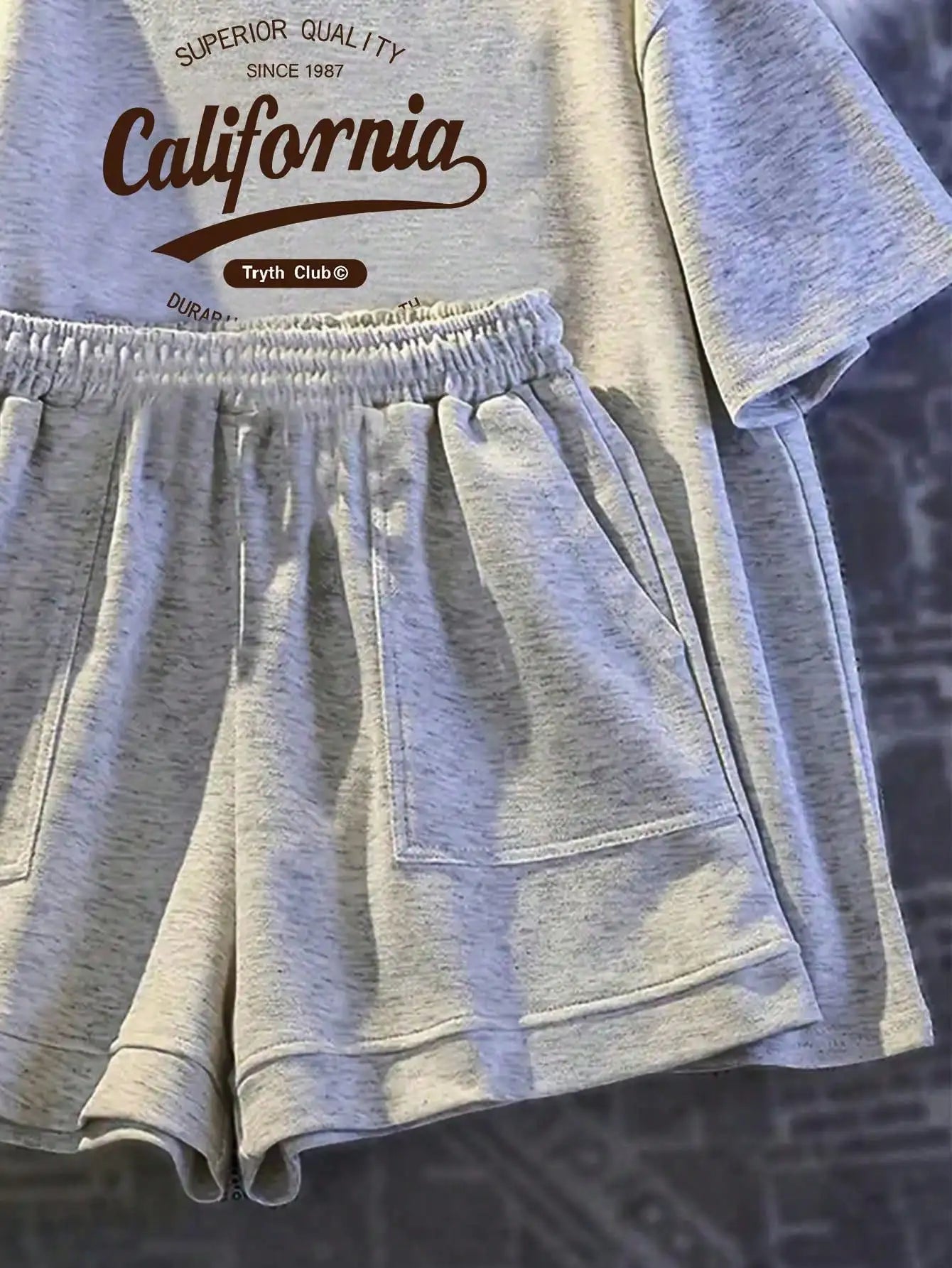 Printed girls' summer set, short sleeved T-shirt paired with casual shorts, stylish design, suitable for outdoor activities.