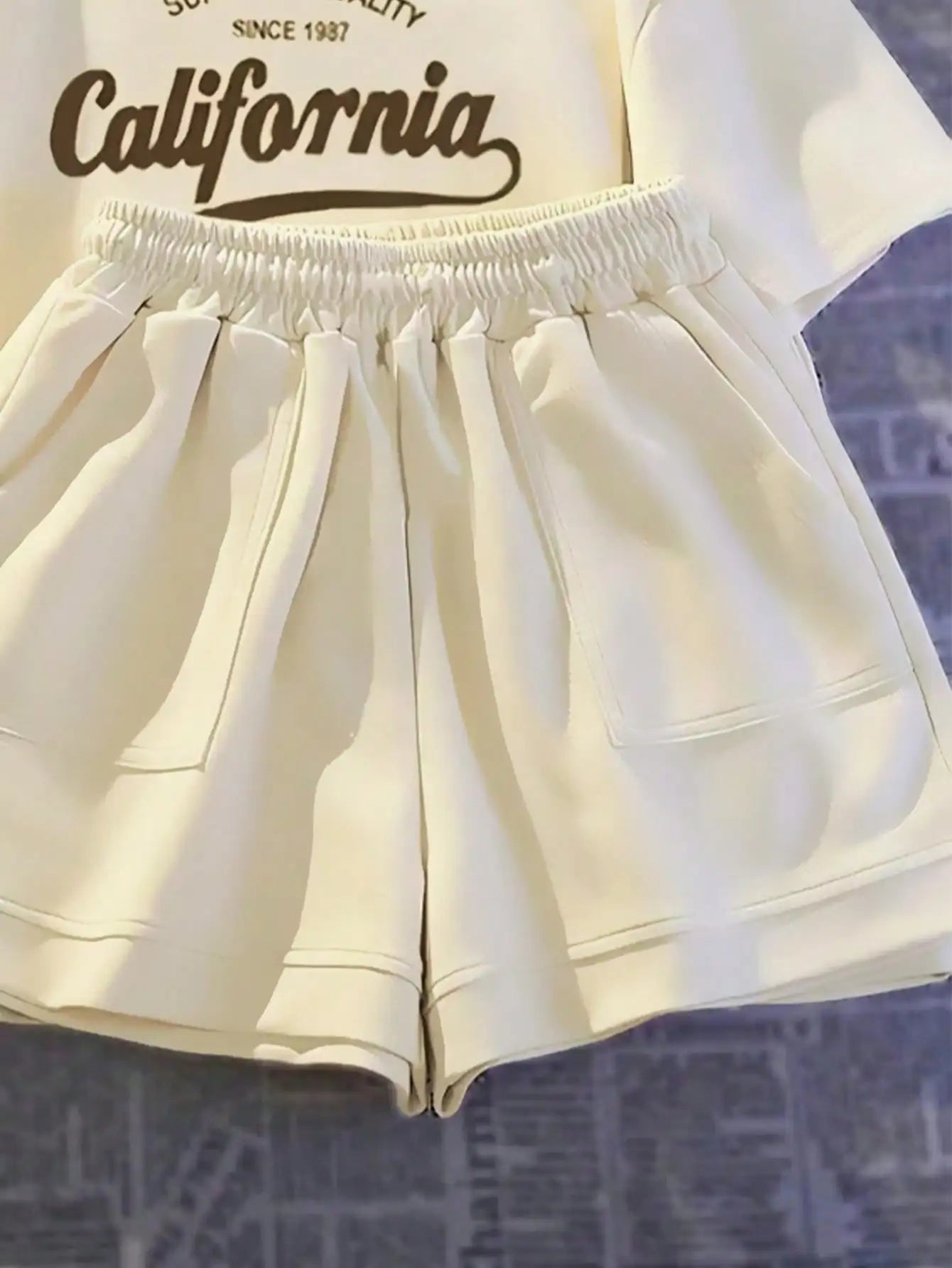Printed girls' summer set, short sleeved T-shirt paired with casual shorts, stylish design, suitable for outdoor activities.