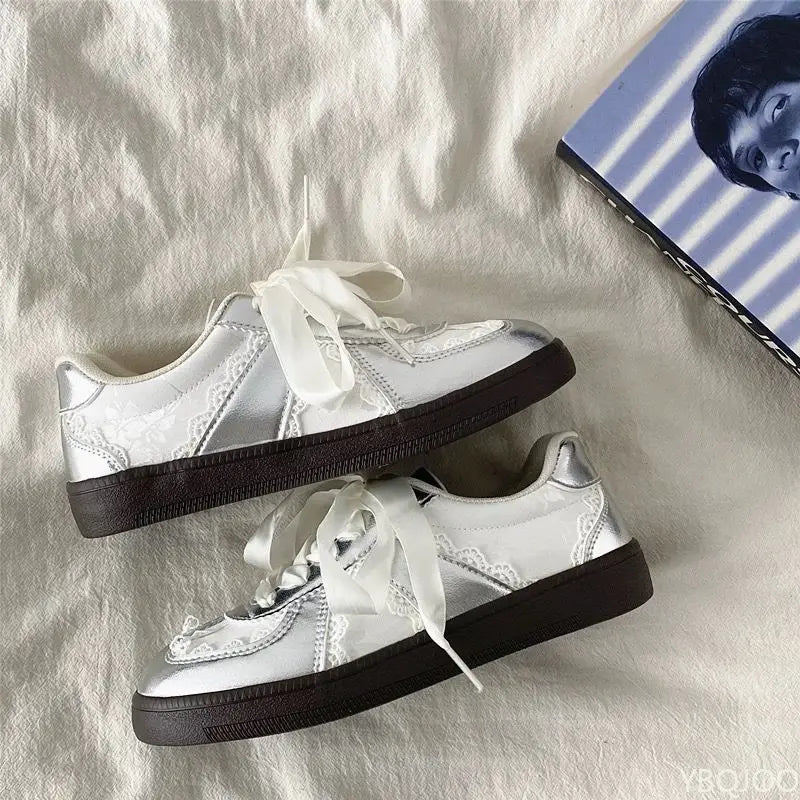 2025 Spring and Autumn Fashion New Silver Retro Casual Sneakers Versatile Lace Edged White Breathable Designer Flat Shoes