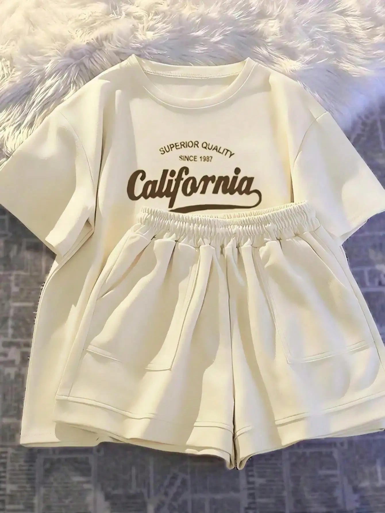 Printed girls' summer set, short sleeved T-shirt paired with casual shorts, stylish design, suitable for outdoor activities.