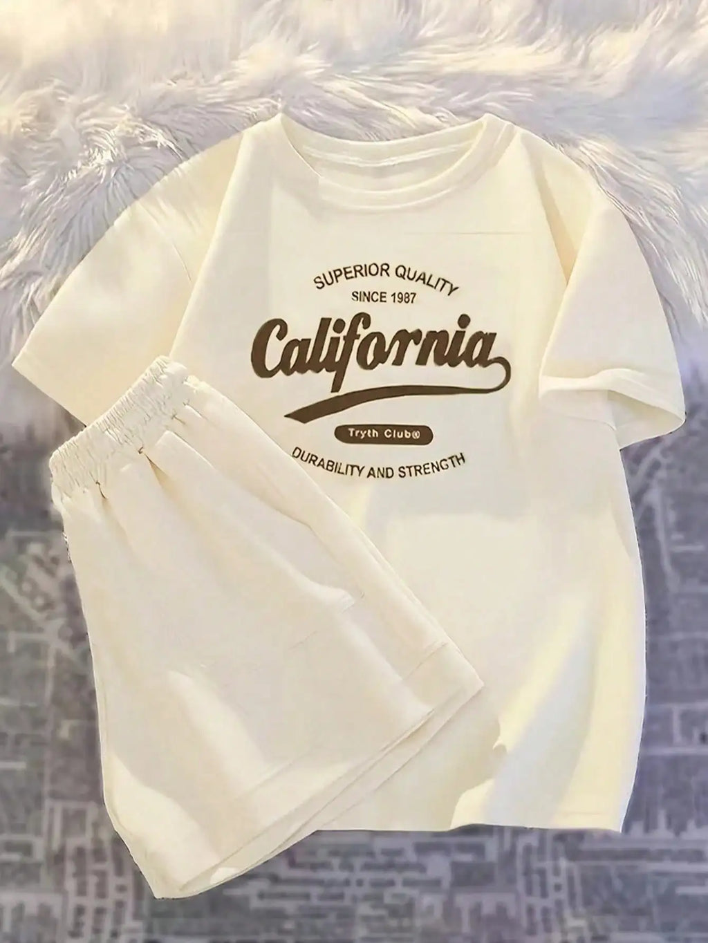 Printed girls' summer set, short sleeved T-shirt paired with casual shorts, stylish design, suitable for outdoor activities.