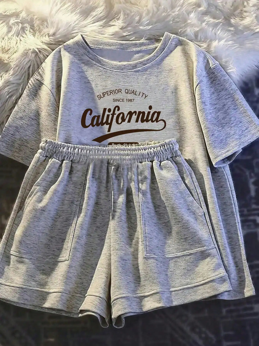 Printed girls' summer set, short sleeved T-shirt paired with casual shorts, stylish design, suitable for outdoor activities.