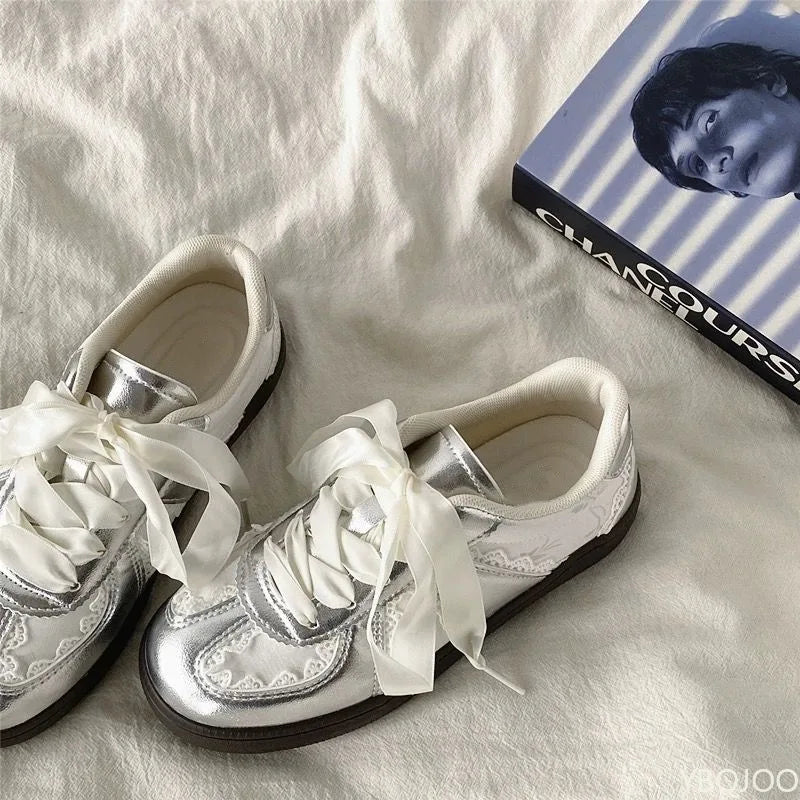 2025 Spring and Autumn Fashion New Silver Retro Casual Sneakers Versatile Lace Edged White Breathable Designer Flat Shoes