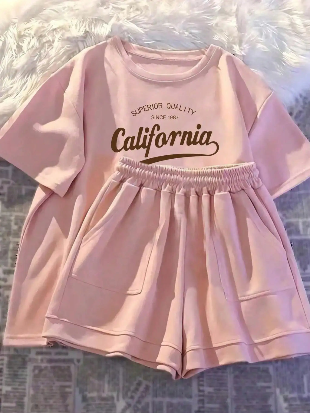 Printed girls' summer set, short sleeved T-shirt paired with casual shorts, stylish design, suitable for outdoor activities.
