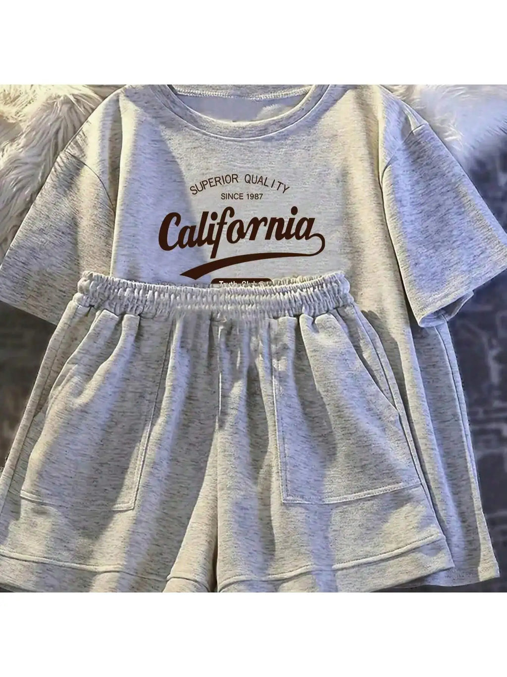 Printed girls' summer set, short sleeved T-shirt paired with casual shorts, stylish design, suitable for outdoor activities.