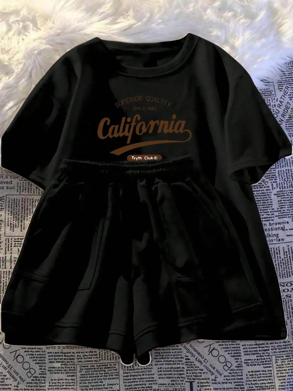Printed girls' summer set, short sleeved T-shirt paired with casual shorts, stylish design, suitable for outdoor activities.