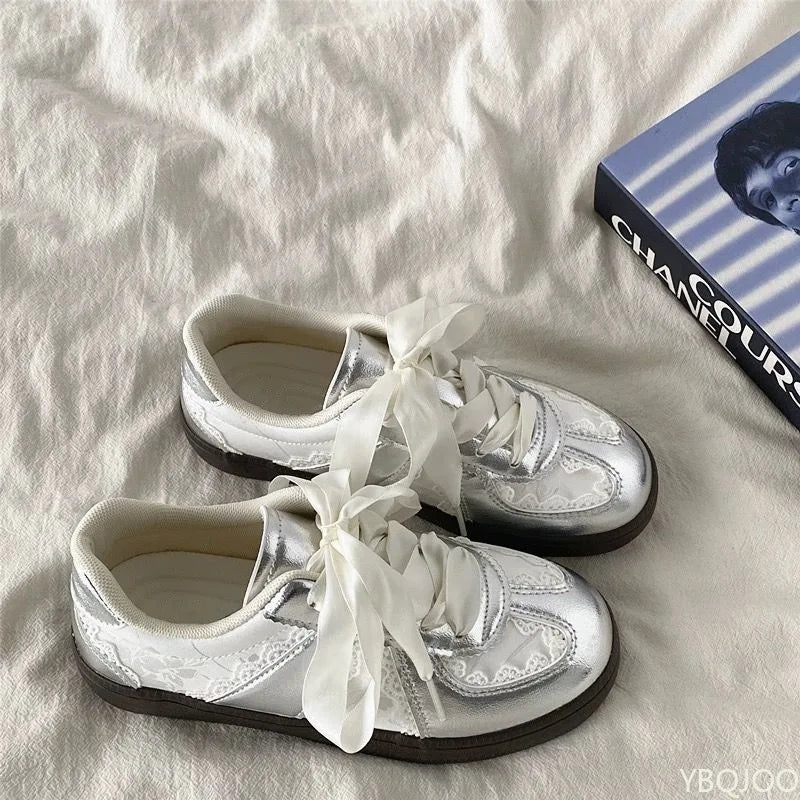 2025 Spring and Autumn Fashion New Silver Retro Casual Sneakers Versatile Lace Edged White Breathable Designer Flat Shoes