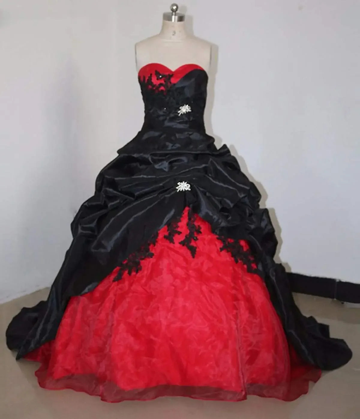 white And Red Wedding Dress Customized Sweetheart Strapless Long Bridal Ball Gown Ruched Vintage black Robe De Mariee
